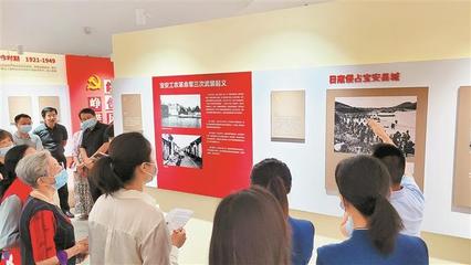 南山党史图片展现场人气满满