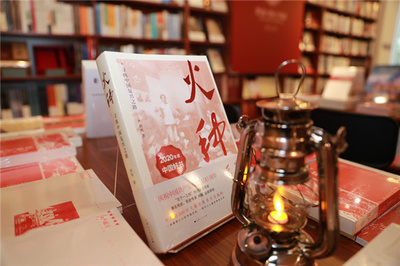 张文宏昨在复旦担任“轮值店长”谈沉浸式阅读学党史,“思南·初心书房”复旦站启动